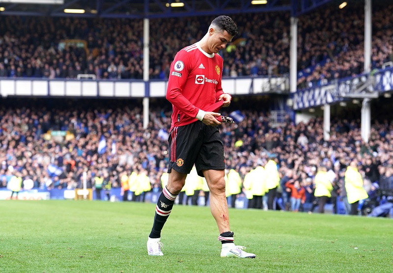 Ronaldo xin lỗi cậu bé bị đập vỡ điện thoại nhưng mọi chuyện còn tồi tệ hơn