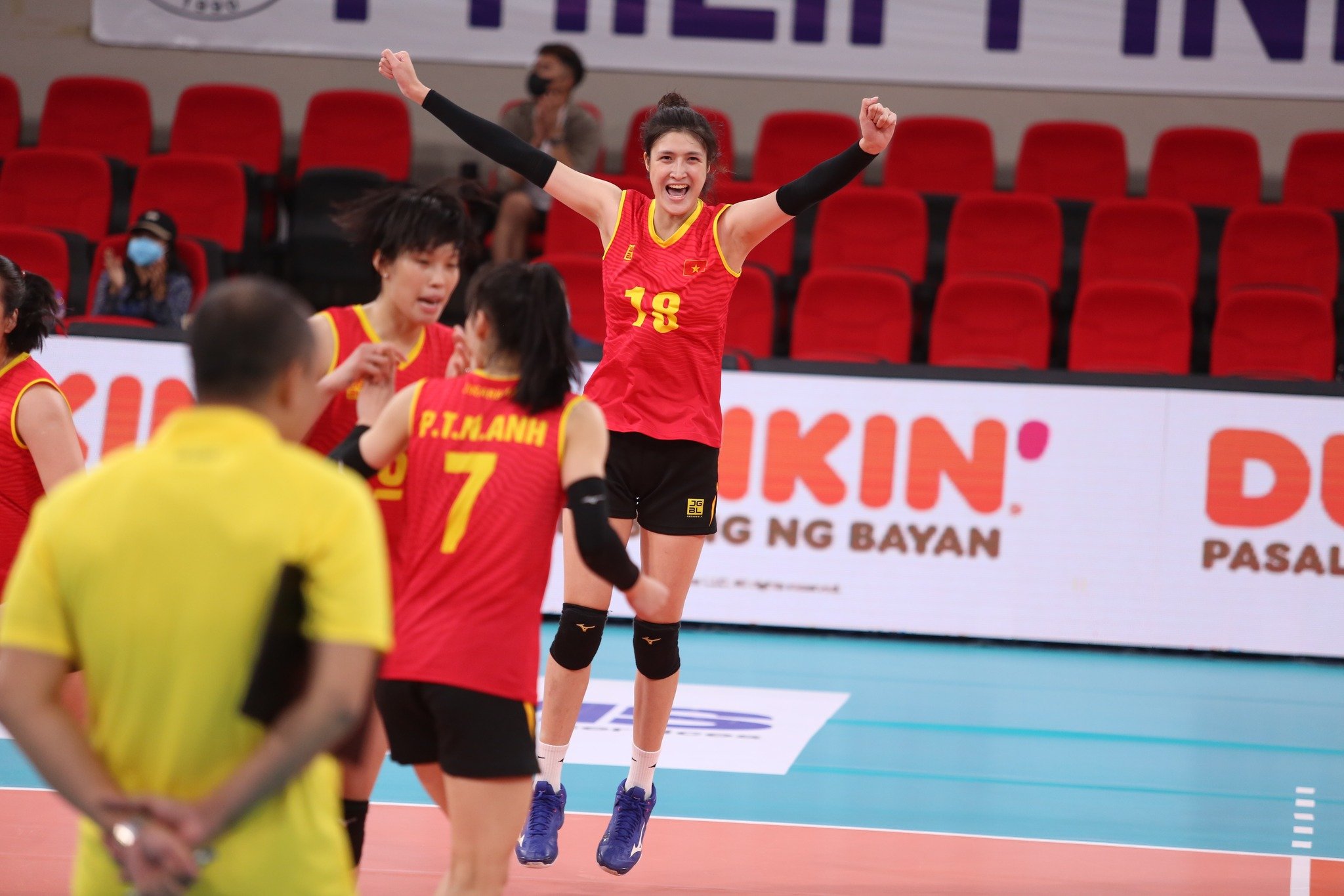 Đội tuyển bóng chuyền Việt Nam nhận thưởng nóng sau khi vào Bán kết AVC Cup 2022
