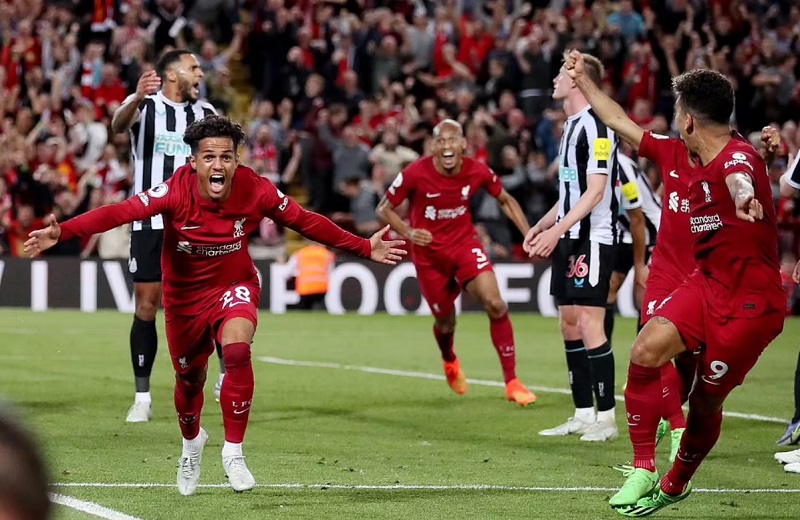 Liverpool thắng ngược nhờ kỳ tích lịch sử ở phút 98
