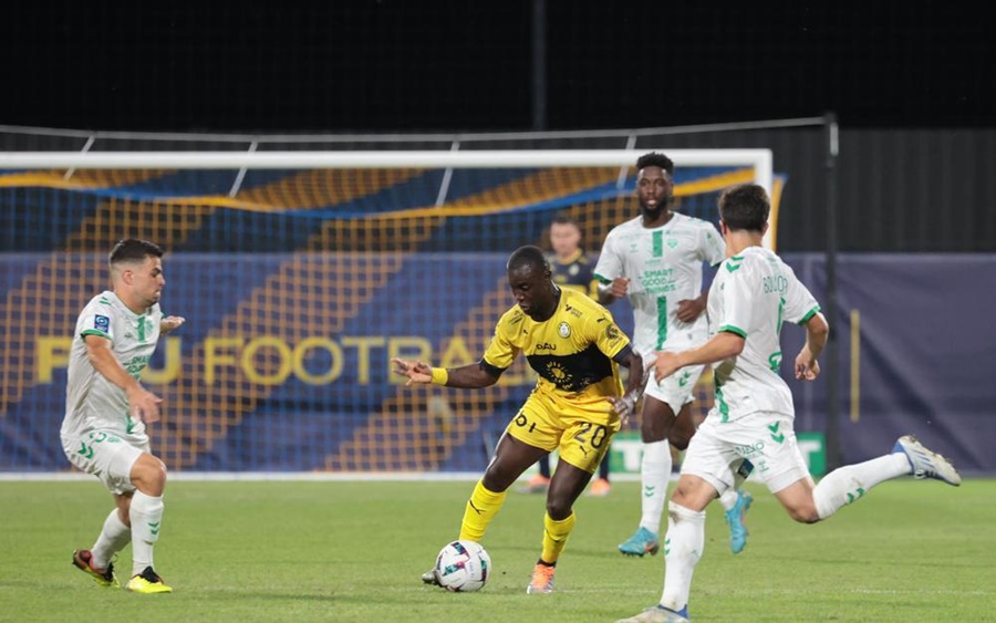 HLV Pau FC trách học trò khi rơi chiến thắng dù hơn người