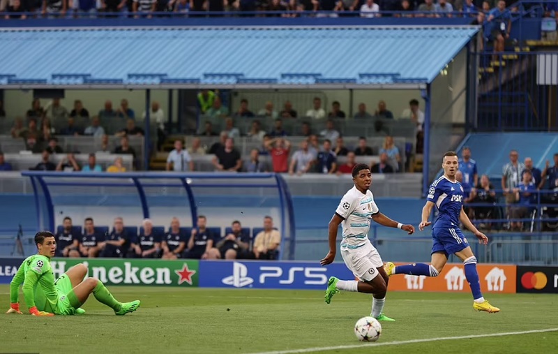 Hậu vệ 70 triệu bảng của Chelsea bị chế giễu như Maguire