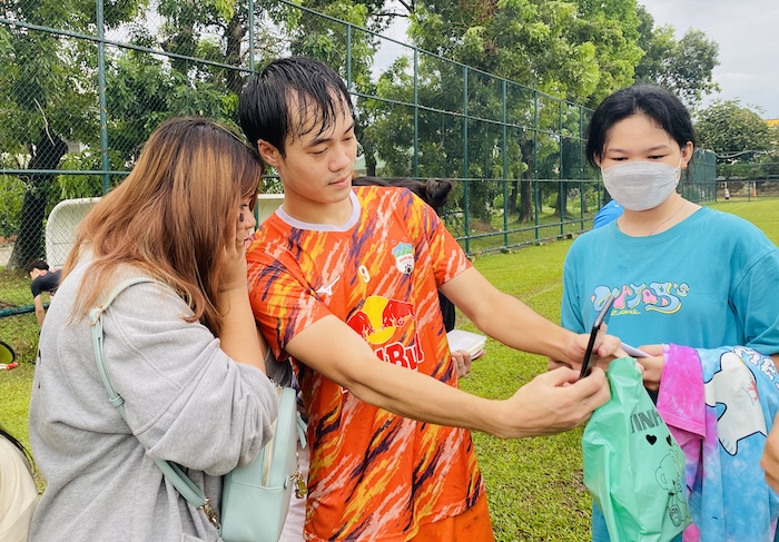 Văn Toàn, Tuấn Anh bị fan cuồng vây kín ngày đầu HAGL tập tại Bình Dương