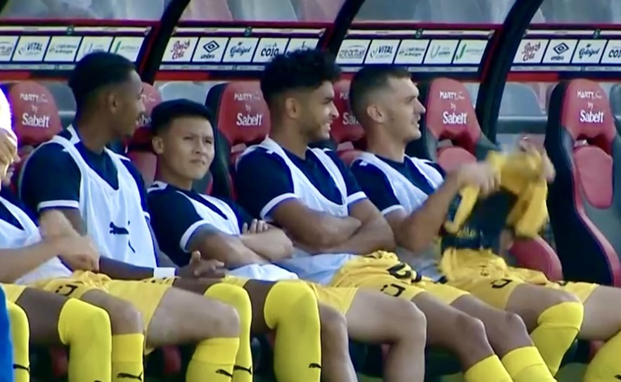 Quang Hải tiếp tục dự bị cả trận, Pau FC có chiến thắng đầu tiên