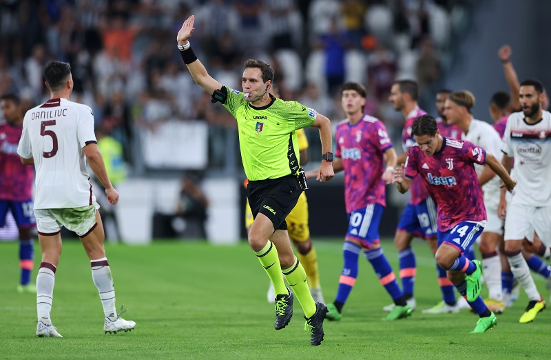 Juventus được cứu ở phút 93 trong trận đấu có 4 thẻ đỏ và VAR