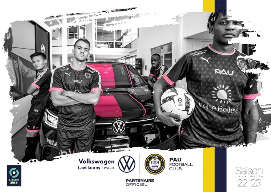 Quang Hải liên tục xuất hiện trên các poster nhà tài trợ mới của Pau FC