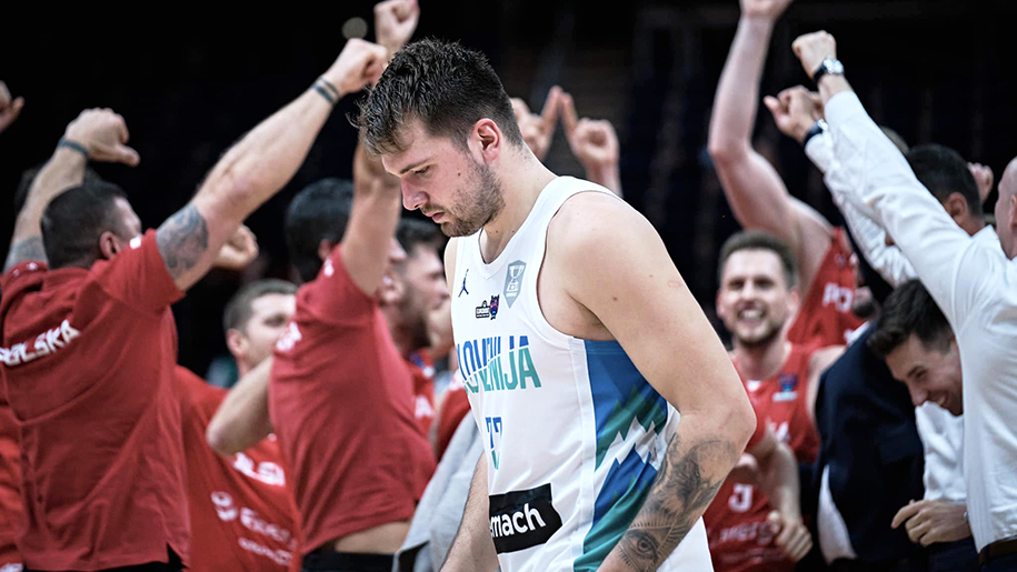 Ngôi sao Ba Lan lập triple-double lịch sử, loại Luka Doncic và Slovenia khỏi EuroBasket 2022