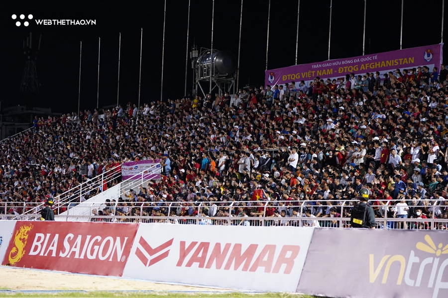 Vé trận Việt Nam vs Singapore không sốt, VFF xoay đủ hướng