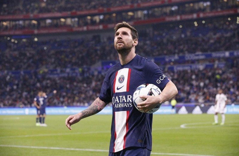 Messi ch&iacute;nh thức vượt qua Cristiano Ronaldo để lập kỷ lục mới