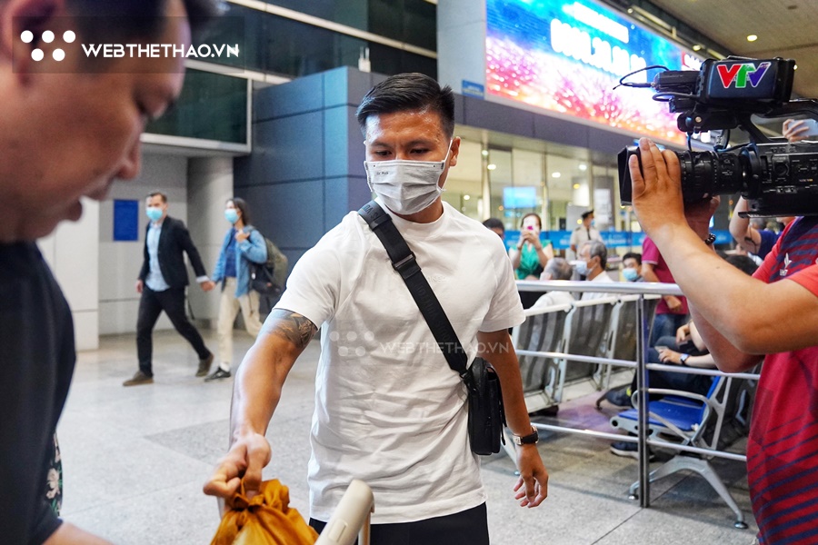 Quang Hải đã về tới Việt Nam, có thể ra sân ở trận gặp Singapore
