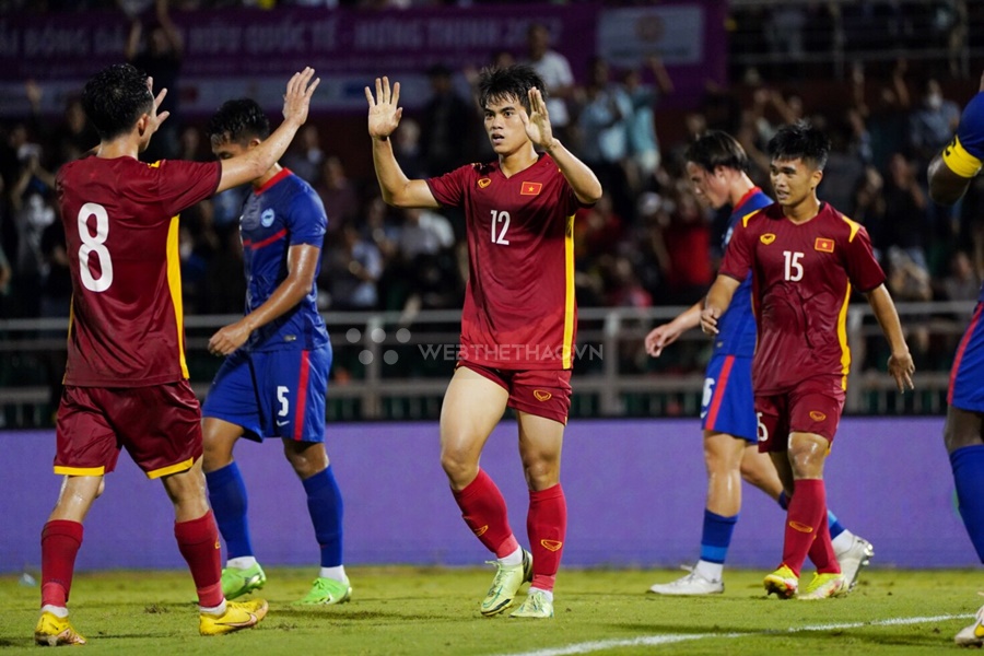 Đè bẹp Singapore, tuyển Việt Nam vững vàng ở Top 100 BXH FIFA