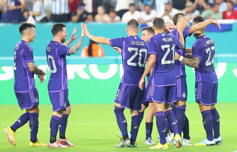 Messi chuyền b&oacute;ng ngoạn mục v&agrave; ghi b&agrave;n cho Argentina