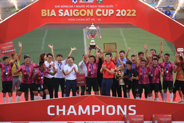 Đạt Tín FC trở thành tân vương giải bóng đá 7 người toàn quốc 2022