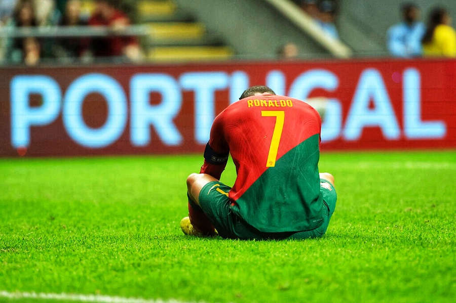 Ronaldo lại ném băng đội trưởng sau khi Bồ Đào Nha bị loại Ronaldo lại ném băng đội trưởng sau khi Bồ Đào Nha bị loại