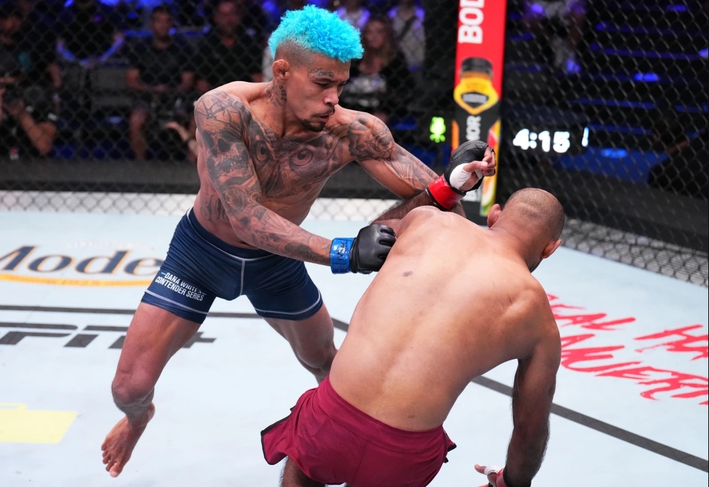 "Sư đệ" Charles Oliveira gây sốc với cú knockout 48 giây tại DWCS