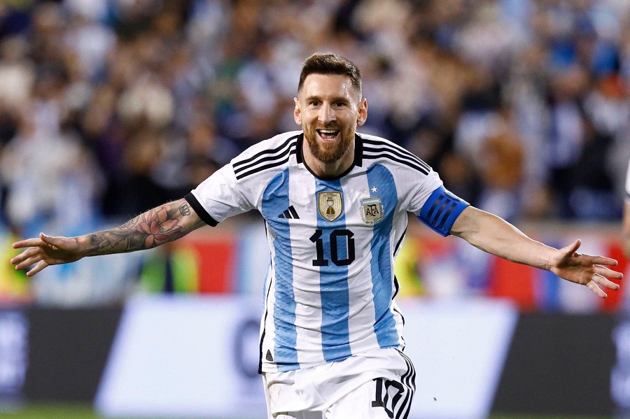 Messi đá phạt tinh quái, lập cú đúp trong 3 phút cho Argentina Messi đá phạt tinh quái, lập cú đúp trong 3 phút cho Argentina