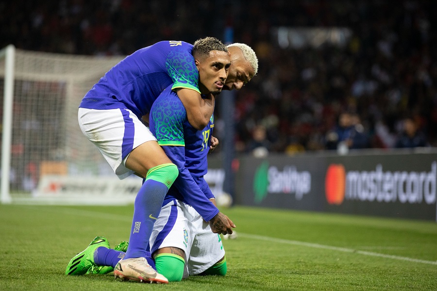 Raphinha tái hiện siêu phẩm của Van Persie khi Brazil thắng 5 sao
