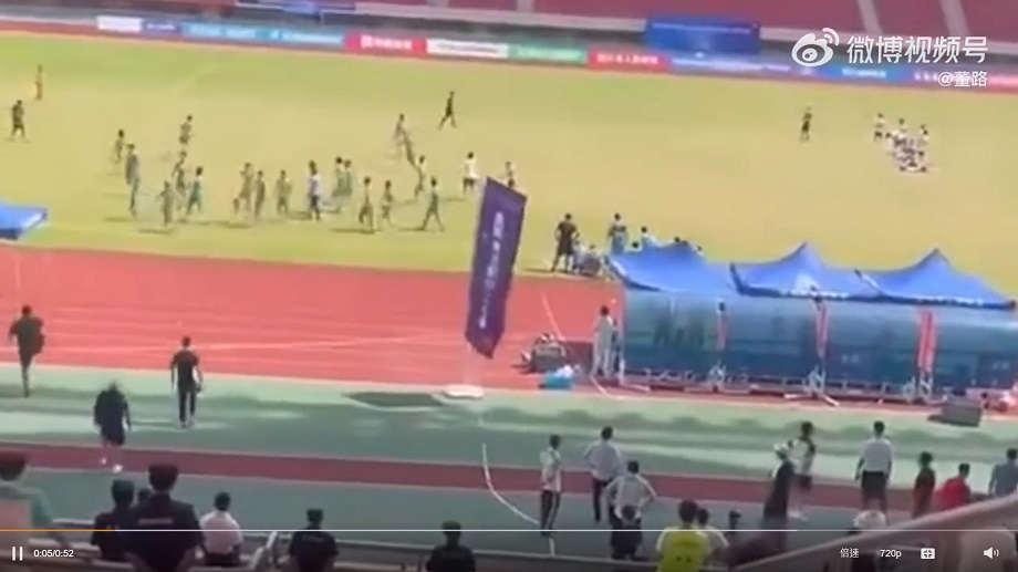 Cầu thủ U15 "quây" đuổi đánh trọng tài ở Trung Quốc