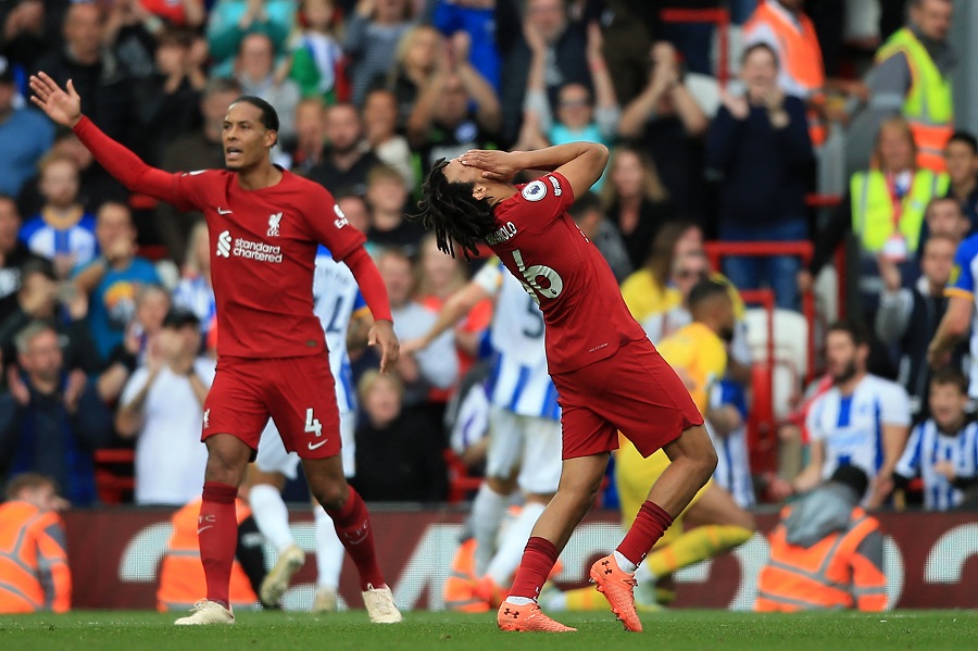 Cú hat-trick ở Anfield khiến Liverpool bẽ mặt