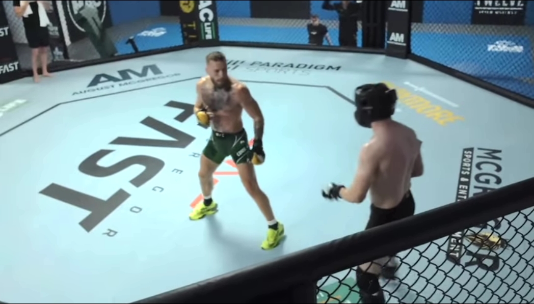 Conor McGregor đấm ngã bạn tập với "độc chiêu tự sáng tạo"