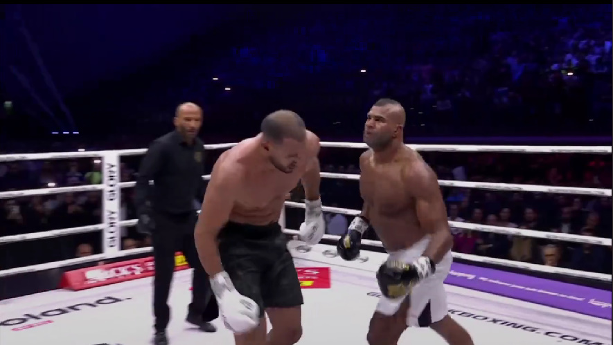 Kickboxing: Alistair Overeem đánh bại Badr Hari sau cuộc "đấu súng" nghẹt thở
