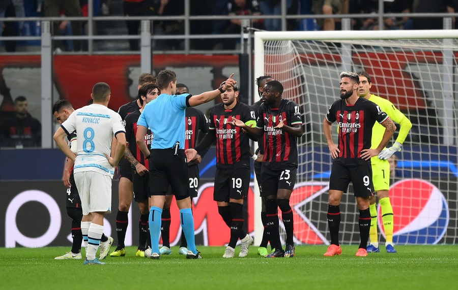 Chelsea và trọng tài khiến AC Milan có nguy cơ bị loại khỏi Champions League