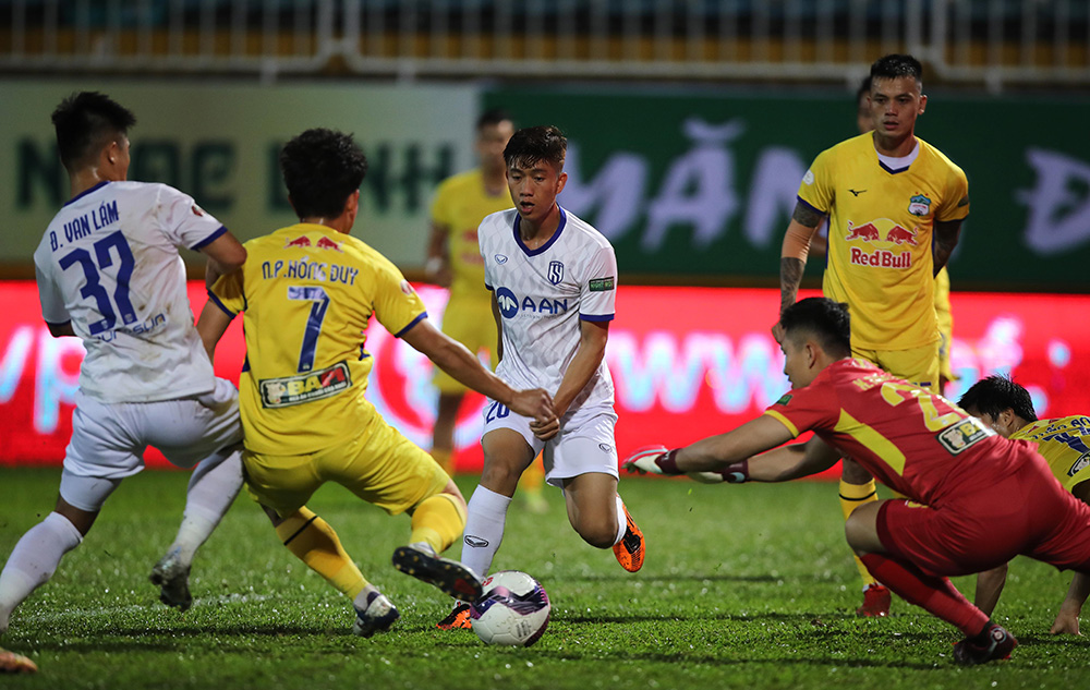 HAGL rơi vào vòng xoáy đua trụ hạng: Ngẫm về tuyên bố “vô địch V.League” dễ thôi của bầu Đức
