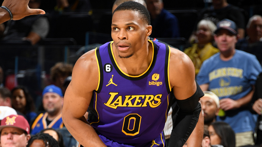Russell Westbrook thú nhận “chưa quen” với ghế dự bị, chấn thương vì không được ra sân từ đầu?