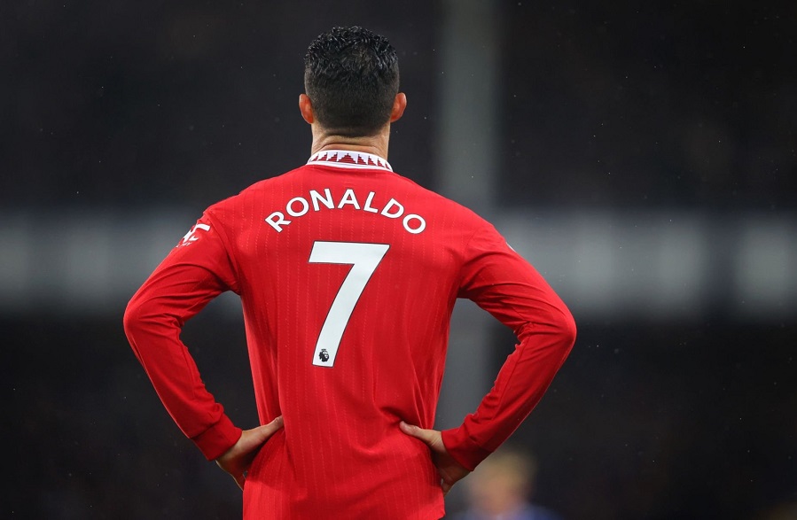 Phản ứng của Ronaldo sau khi bị trừng phạt loại khỏi đội hình MU