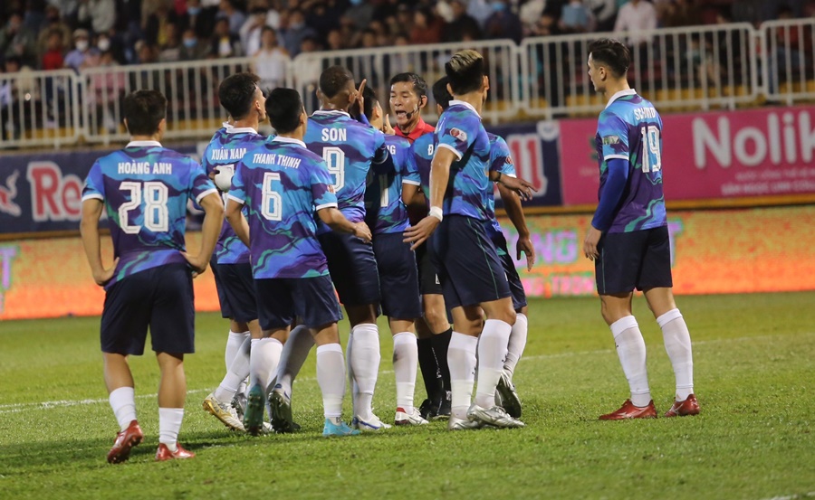 8 cầu thủ Bình Định xúm lại phản ứng trọng tài vì thổi penalty cho HAGL