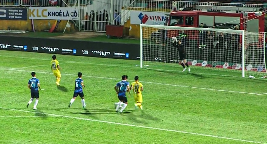 Công Phượng đá panenka “lỗi”, HAGL thoát thua Bình Định nhờ penalty gây tranh cãi Công Phượng đá panenka “lỗi”, HAGL thoát thua Bình Định nhờ penalty gây tranh cãi