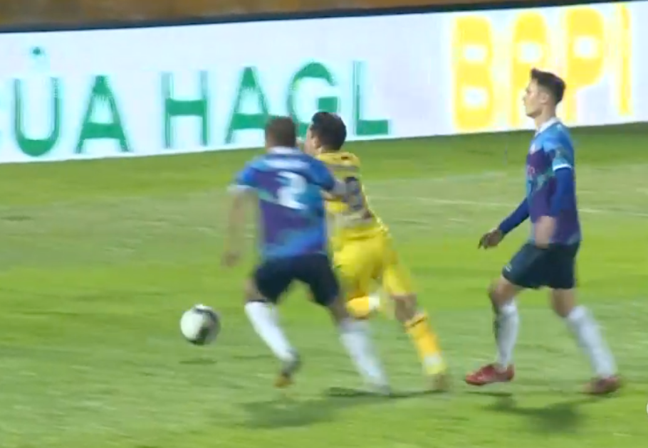 Minh Vương thừa nhận cầu thủ Bình Định không phạm lỗi dẫn đến penalty cho HAGL