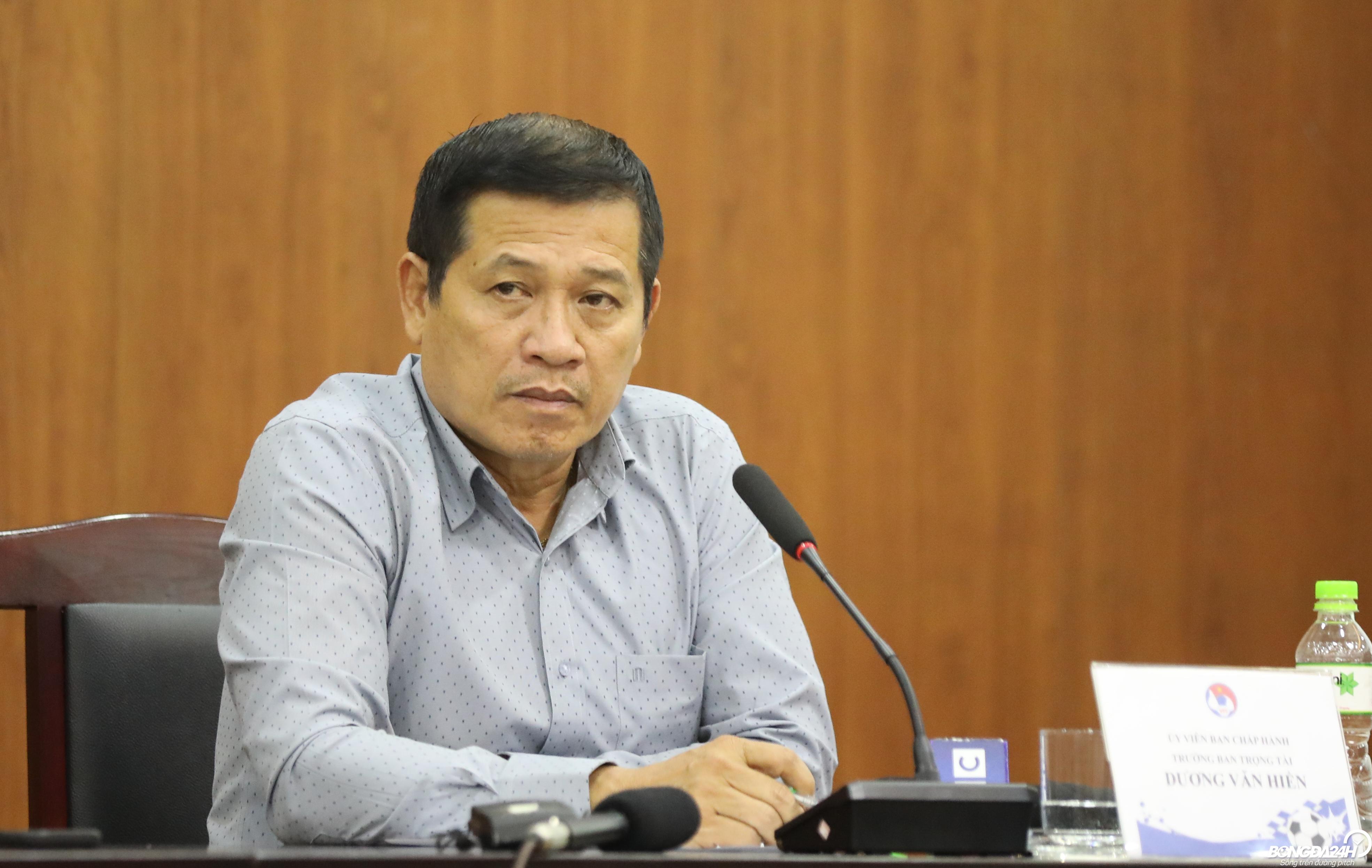 Trọng tài Trần Ngọc Nhớ mắc sai lầm nghiêm trọng, Bình Định bị thổi phạt đền oan Trọng tài Trần Ngọc Nhớ mắc sai lầm nghiêm trọng, Bình Định bị thổi phạt đền oan