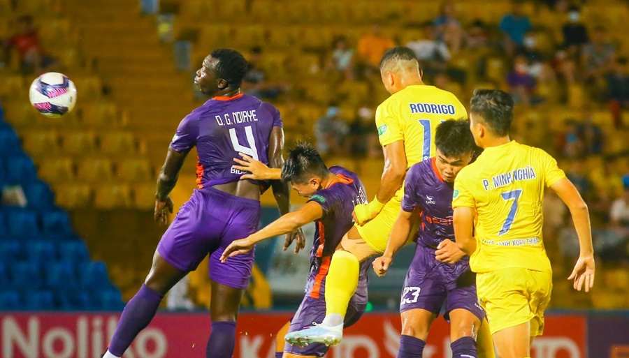 Nam Định và Bình Dương bất phân thắng bại nhờ hai quả penalty