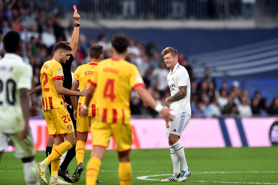 Toni Kroos lần đầu tiên nhận thẻ đỏ sau 740 trận