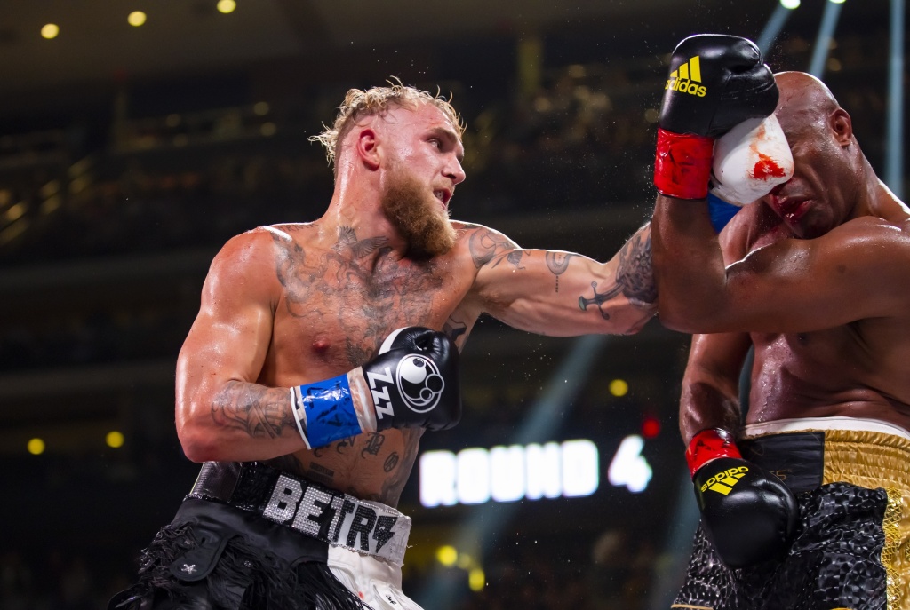 Hàng loạt kèo đấu khủng chờ đợi Jake Paul sau chiến thắng Anderson Silva