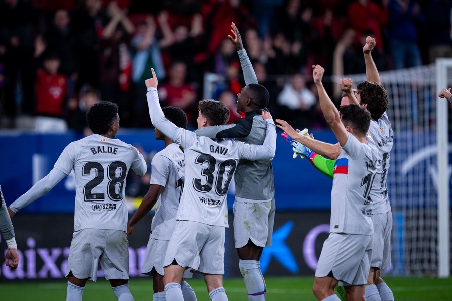 Barca thắng ngược dù chơi với 10 người khi Lewandowski bị đuổi