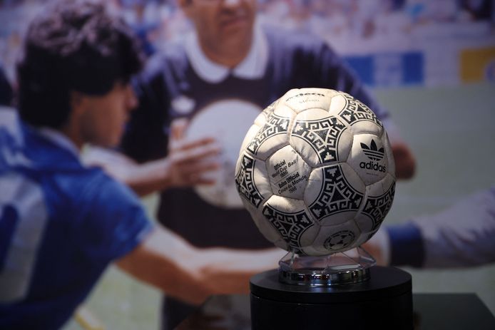 Quả bóng “Bàn tay của Chúa” của Maradona có giá gần 60 tỷ đồng
