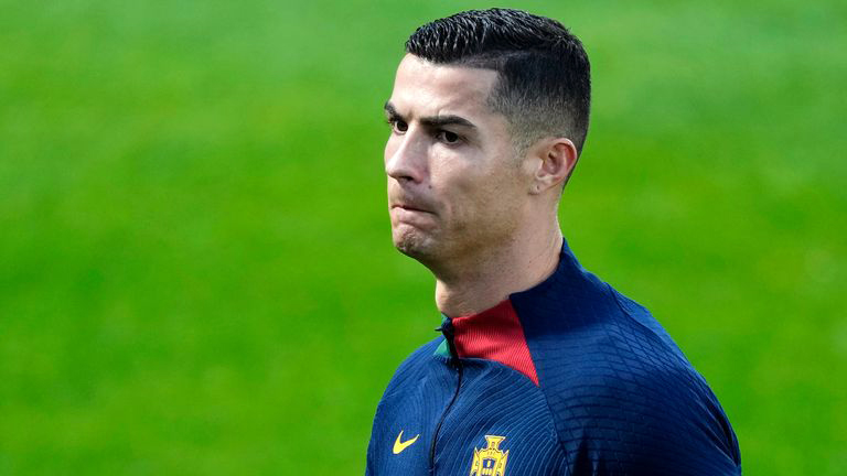 Cristiano Ronaldo hết đau bụng, trở lại tập luyện với tuyển Bồ Đào Nha