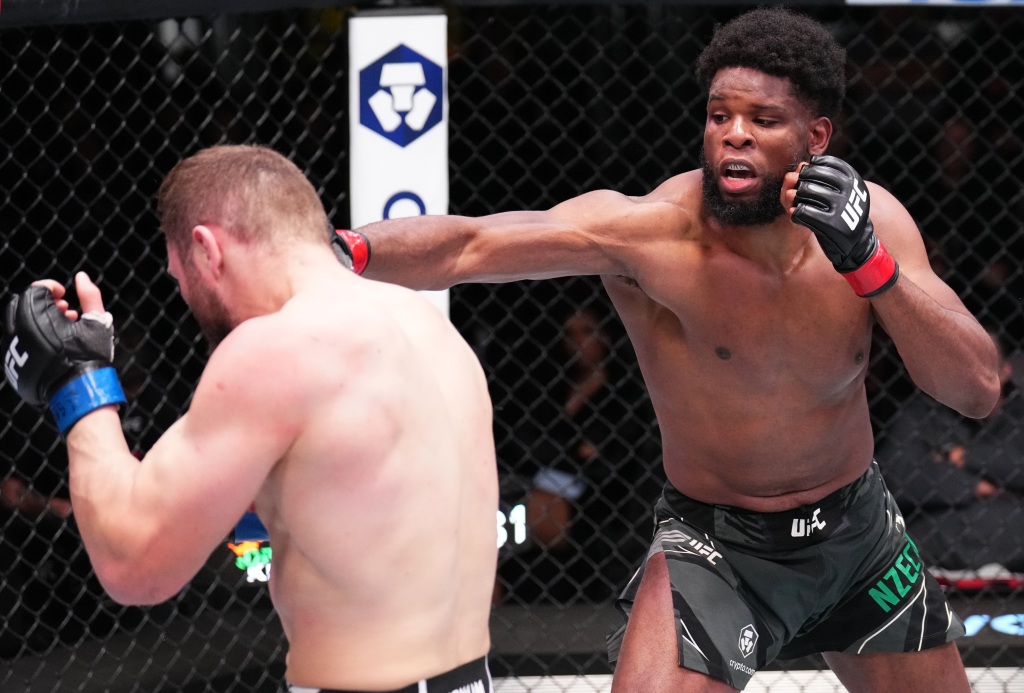 UFC Vegas 65: Derrick Lewis rút lui phút chót, Kennedy Nzechukwu tung cú KO hiểm hóc