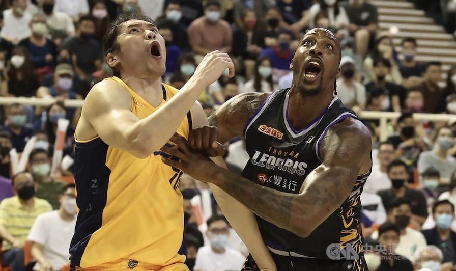 Màn ra mắt tại Đài Loan của Dwight Howard khiến NHM phát sốt