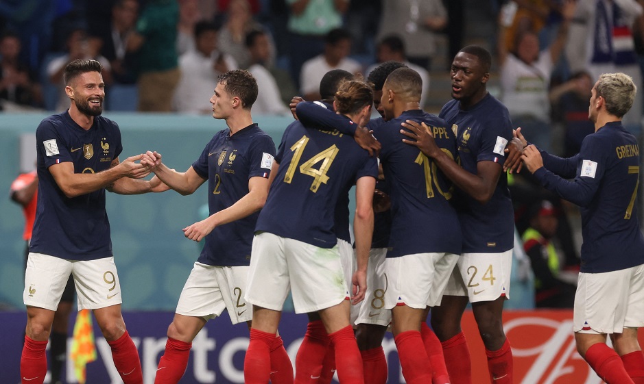 Pháp lội ngược dòng nhờ cầu thủ ghi bàn già nhất lịch sử World Cup