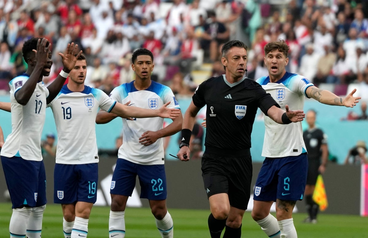 Nét mới đáng sợ cho trọng tài World Cup: Bị FIFA bắt gắn tên sau lưng áo