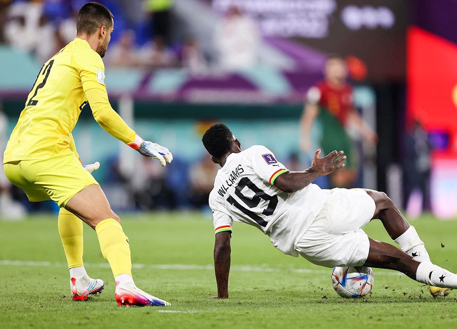 Inaki Williams suýt gây sốc cho Bồ Đào Nha ở phút 99