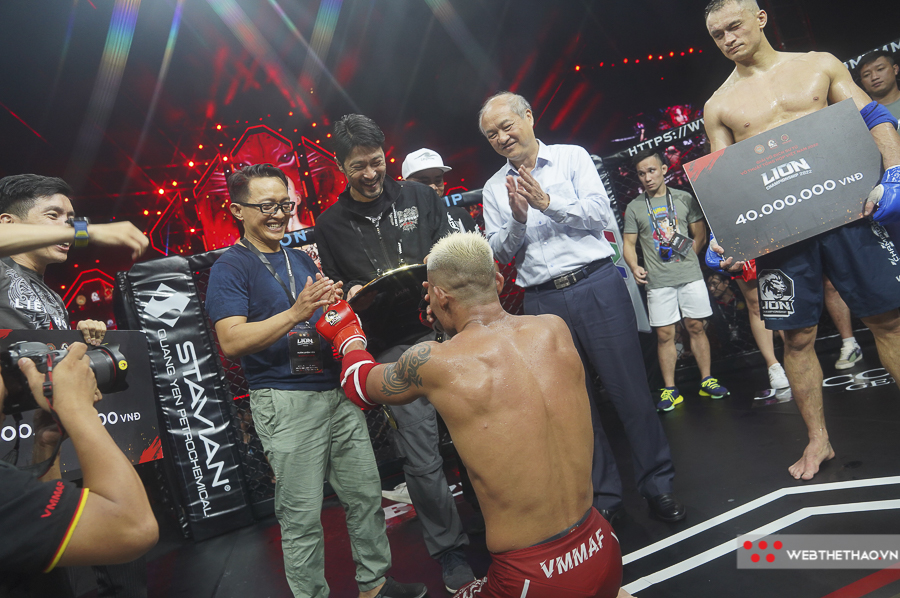 Trần Quang Lộc quỳ gối tặng đai vô địch LION Championship cho sư phụ Johnny Trí Nguyễn Trần Quang Lộc quỳ gối tặng đai vô địch LION Championship cho sư phụ Johnny Trí Nguyễn