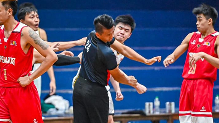 Cầu thủ đấm trọng tài ở giải bóng rổ chuyên nghiệp Malaysia nhận án phạt nặng