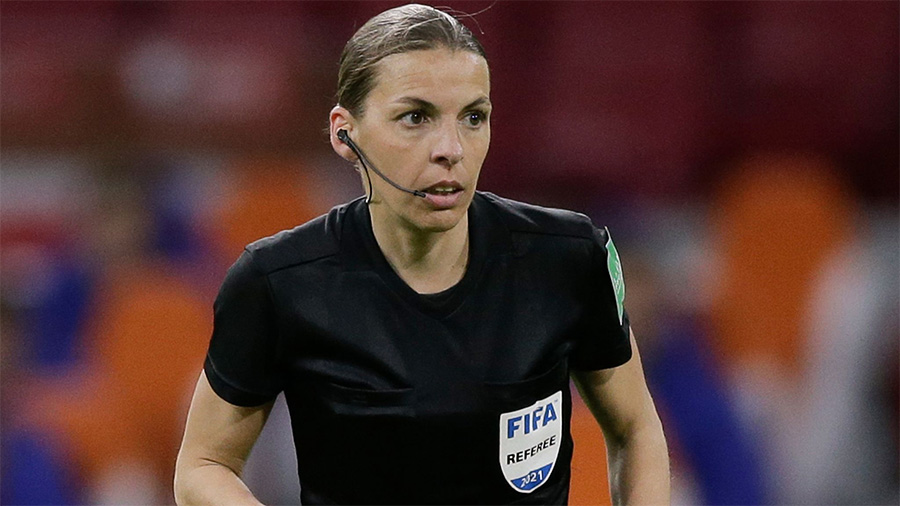 Nữ trọng tài đầu tiên bắt chính ở World Cup bóng đá nam sẽ cầm còi trận Đức - Costa Rica