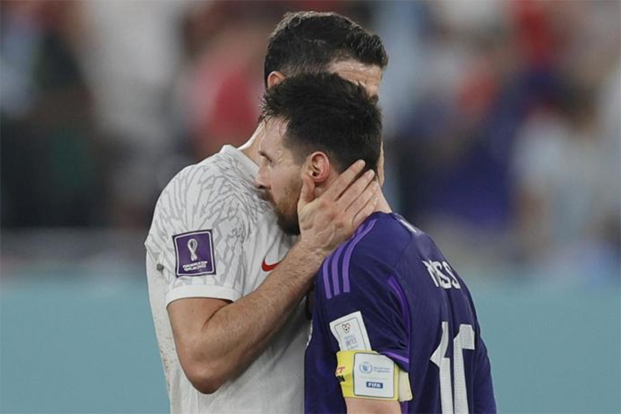 Messi phớt lờ bắt tay Lewandowski và "nói gì bí mật" sau trận?