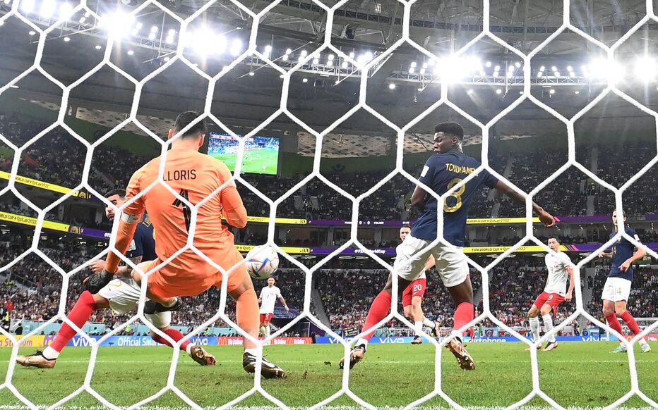 Hugo Lloris chính thức đi vào lịch sử của Pháp tại World Cup