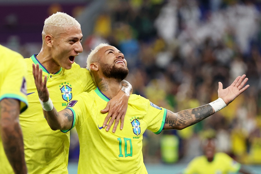 Brazil b&ugrave;ng nổ trong 45 ph&uacute;t để ghi nhiều b&agrave;n hơn cả v&ograve;ng bảng 