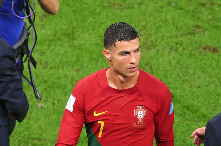 Ronaldo dỗi bỏ về sớm vì lần đầu tiên bị "bỏ rơi" sau 14 năm